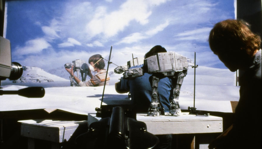 I modellini di AT-AT sullo sfondo di Hoth.Da: Lucasfilm