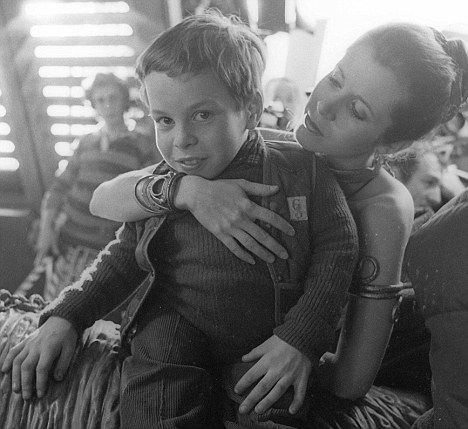 Il piccolo Warwick Davis tra le braccia di Carrie Fisher.Da: daily mail