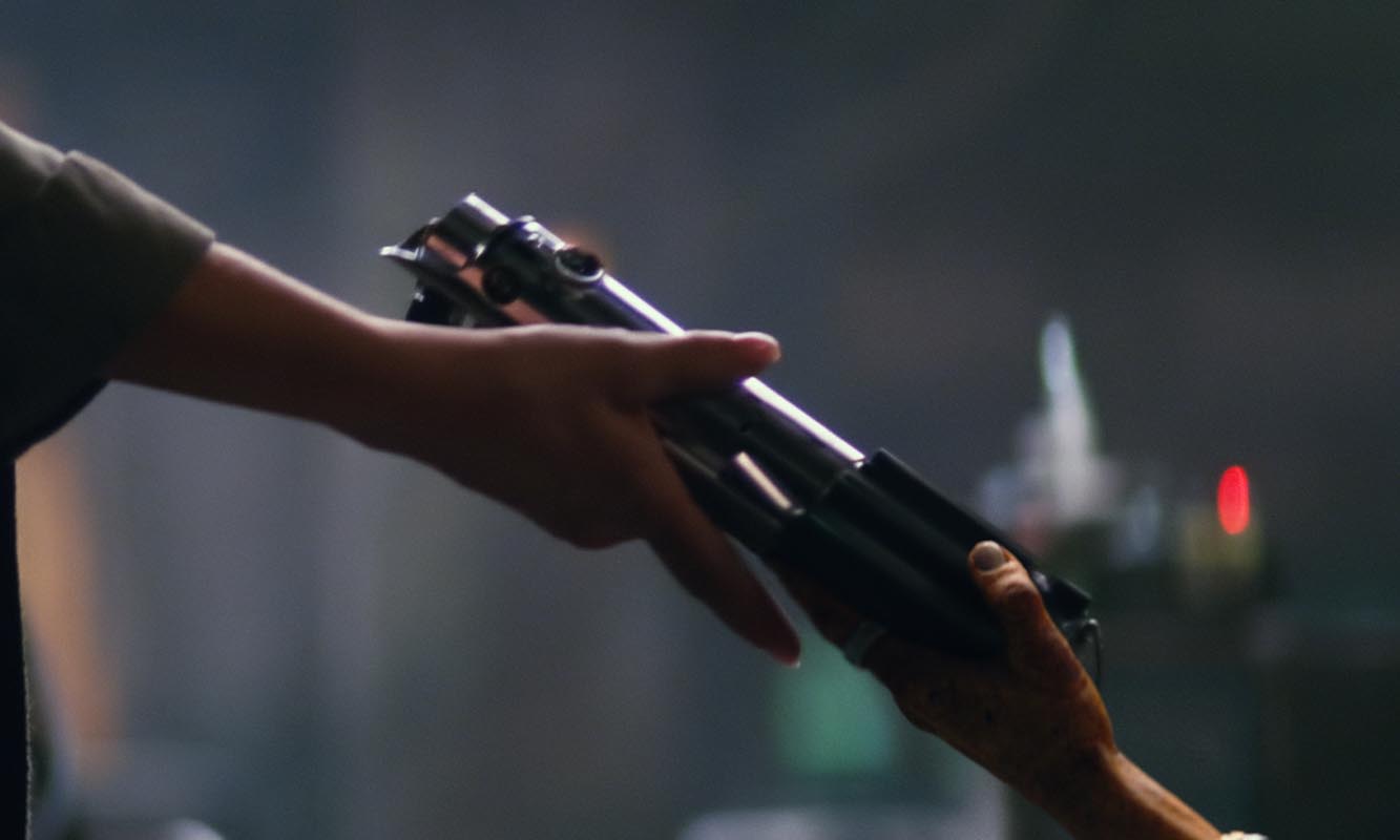 Maz Kanata consegna a Rey la spada laser di Luke in Episodio VII