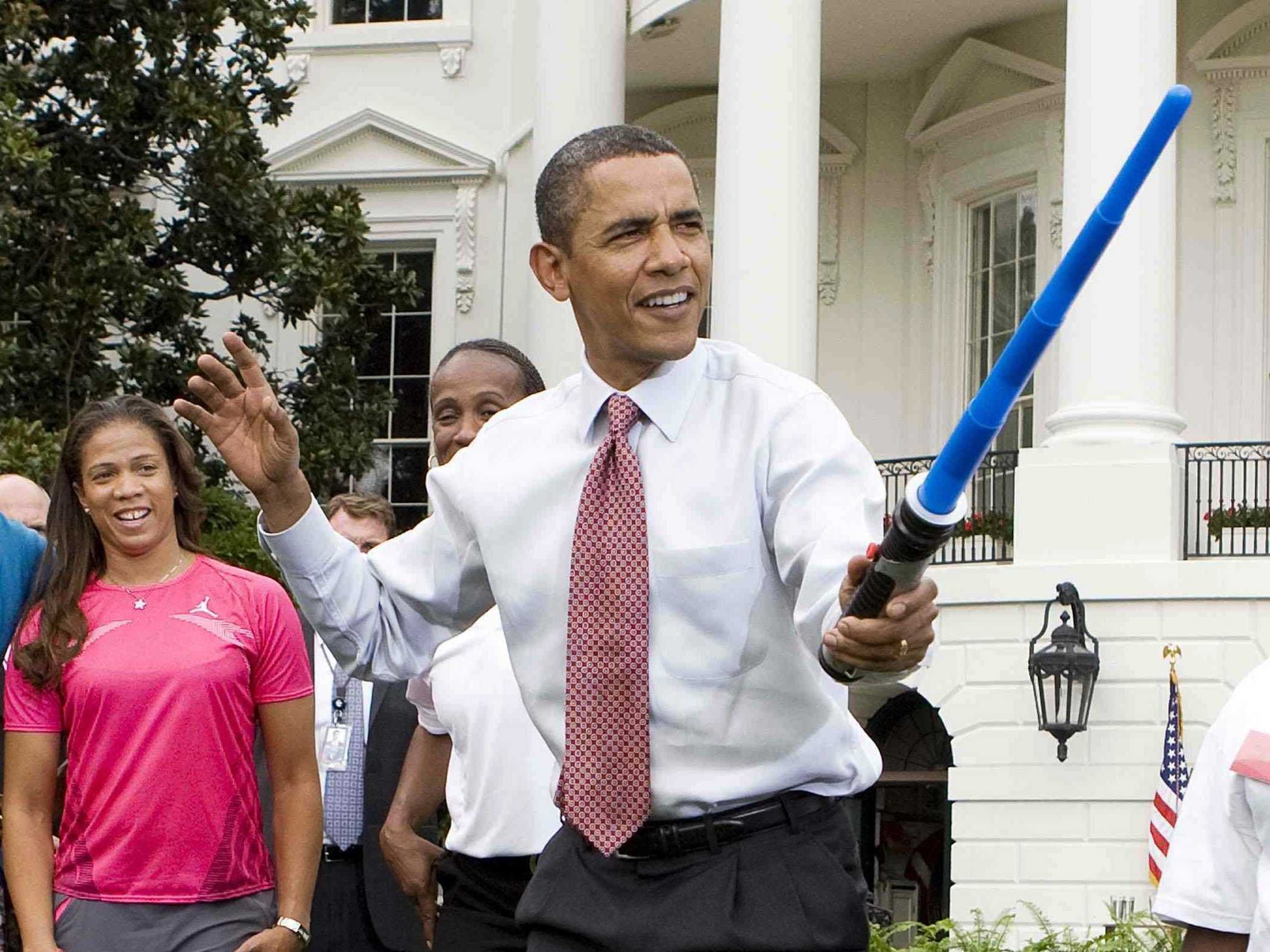 Obama, ex presidente degli USA, si destreggia con una spada laser