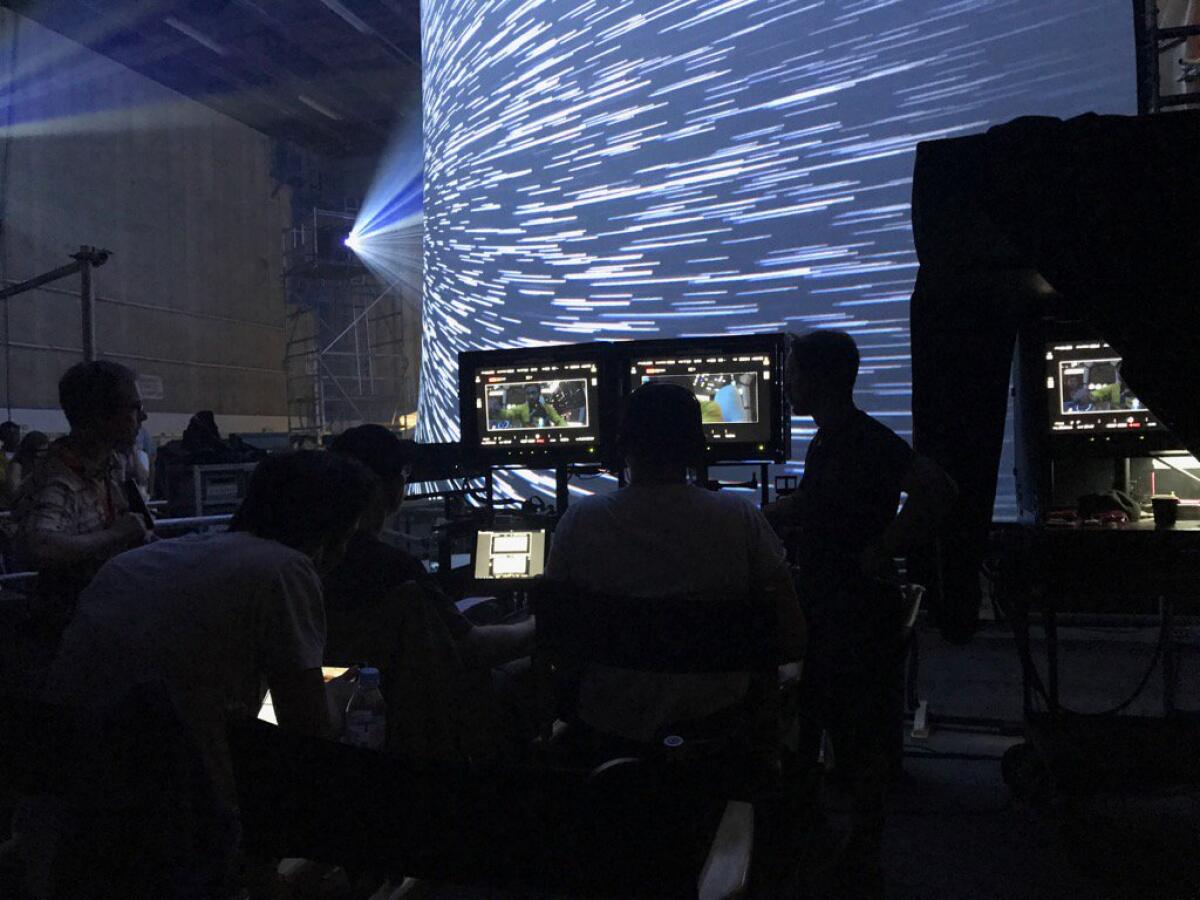 Ron Howard e le foto di Lando dal set dello spin-off su Han Solo - Una foto pubblicata da Ron Howard su twitter mostra sullo schermo una scena in cui è presente l'attore Donald Glover.