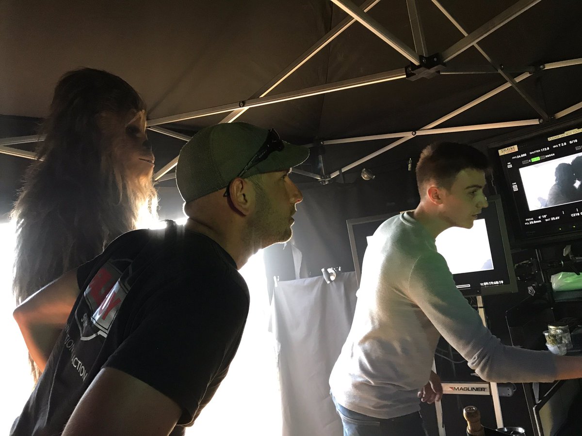 La foto postata da Ron Howard su Twitter mostra Jonaas Suatamo visionando una scena girata