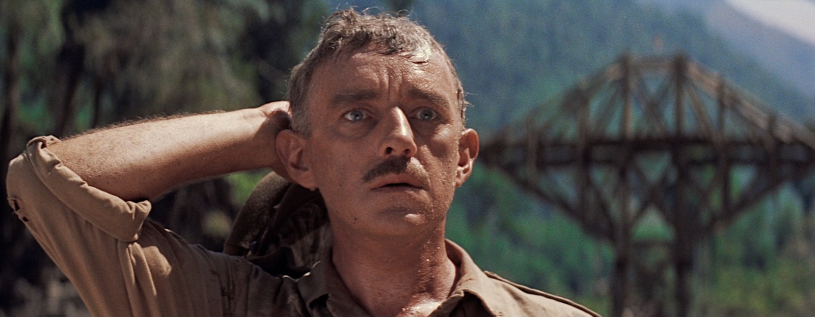 Alec Guinness nel film "Il ponte sul fiume Kwai", che gli permise di vincere l'Oscar come miglior attore nel 1958.