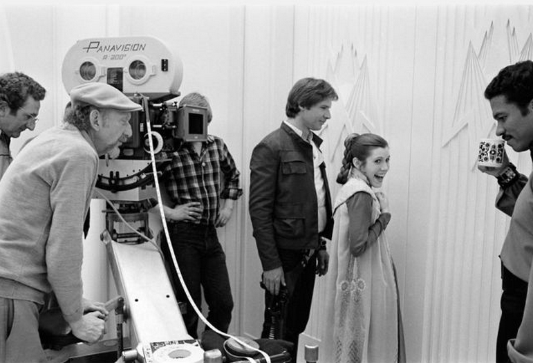 Parte del cast di Episodio V con il regista Irvin Kershner. Da StarWars.com