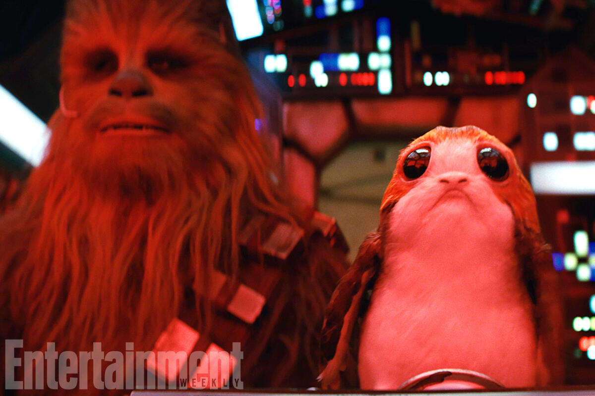 The Last Jedi: Porgs e custodi del tempio nelle nuove foto - Chewbacca e un Porg nella cabina di pilotaggio del Millennium Falcon. Fonte: Entertainment Weekly