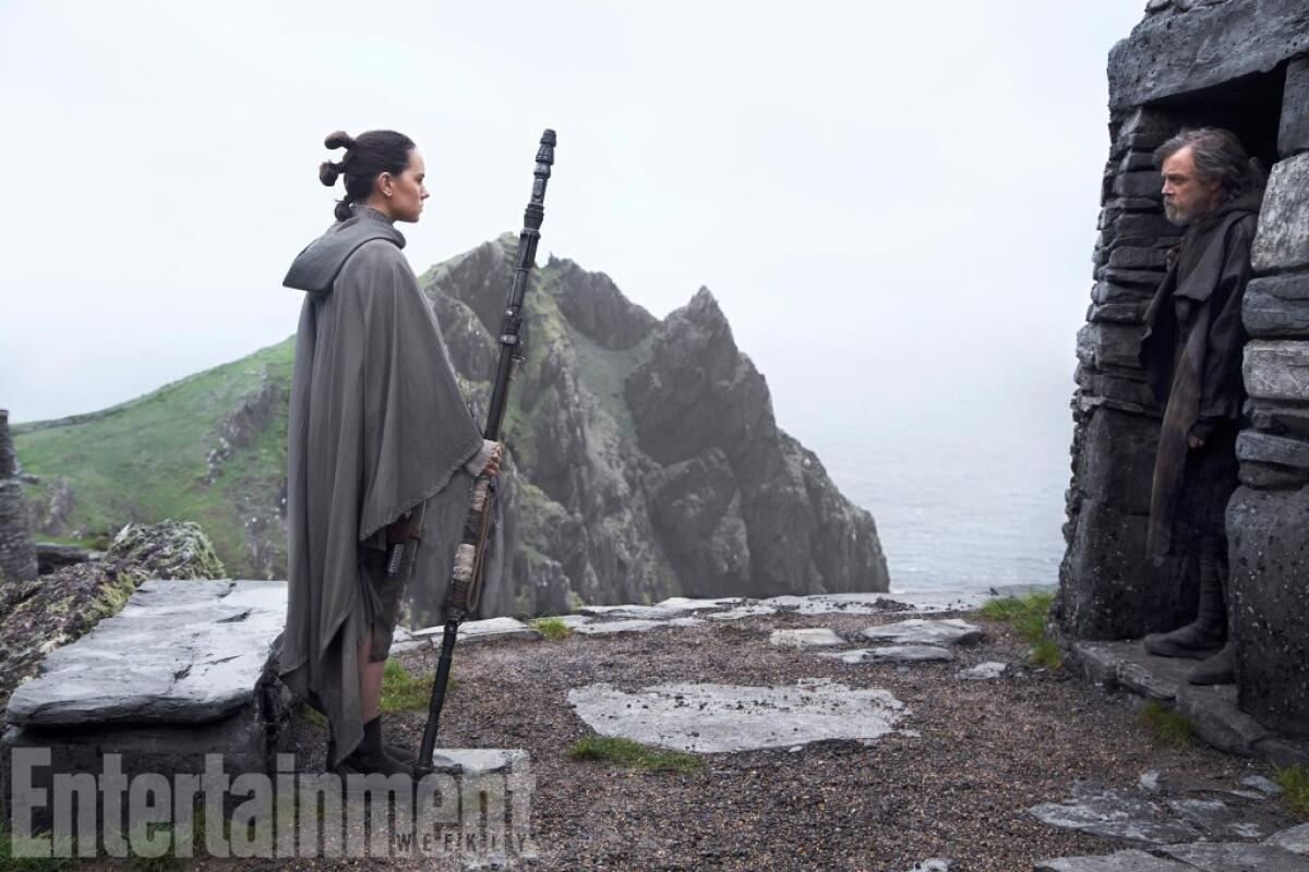 The Last Jedi: nuovi dettagli sul rapporto tra Luke e Rey - Foto di Rey e Luke in Episodio VIII.
Da: Entertainment Weekly