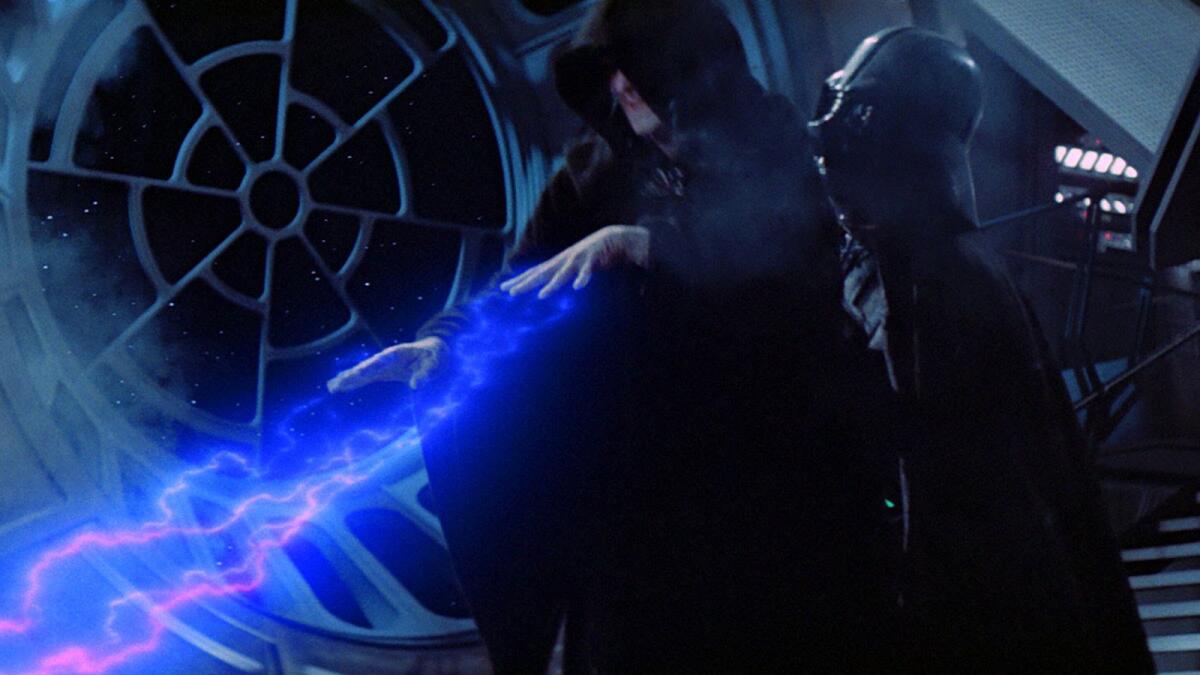 Cosa ha spezzato il rapporto di fiducia tra Vader e Sidious? - Darth Vader scaraventa l'Imperatore nel baratro della Morte Nera.