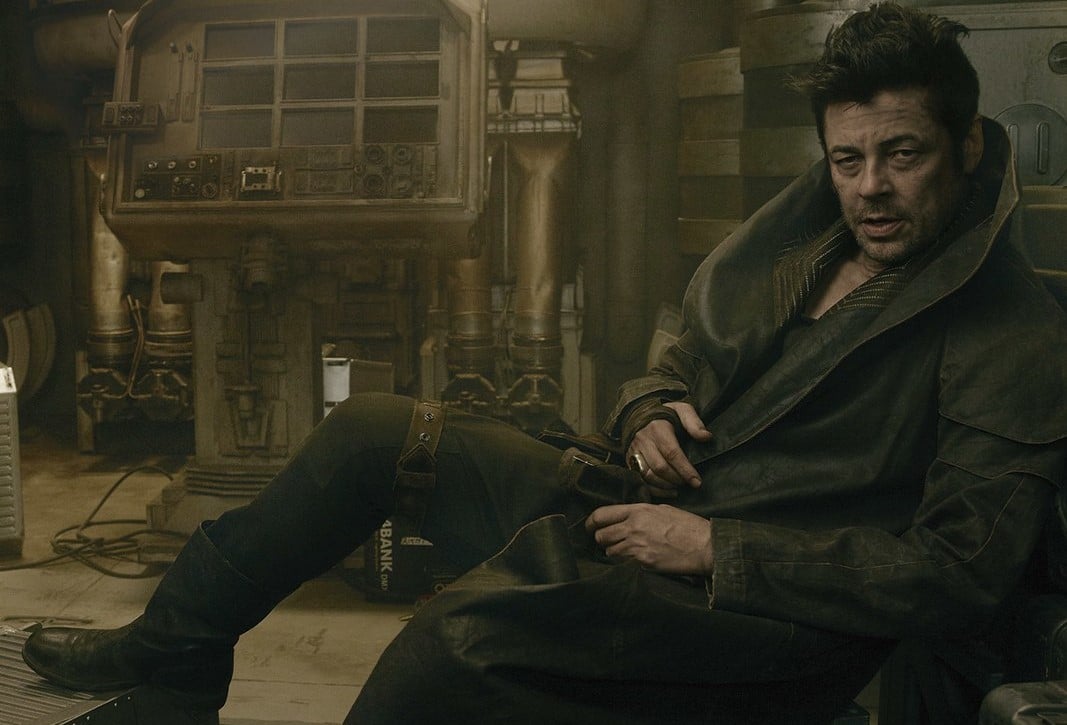 Benicio Del Toro in posa nelle vesti del suo personaggio DJ per Vanity Fair