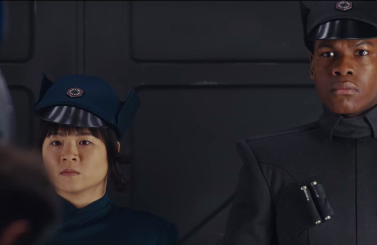 Rose e Finn vestiti da ufficiali del Primo Ordine per la loro missione nel video del dietro le quinte di The Last Jedi