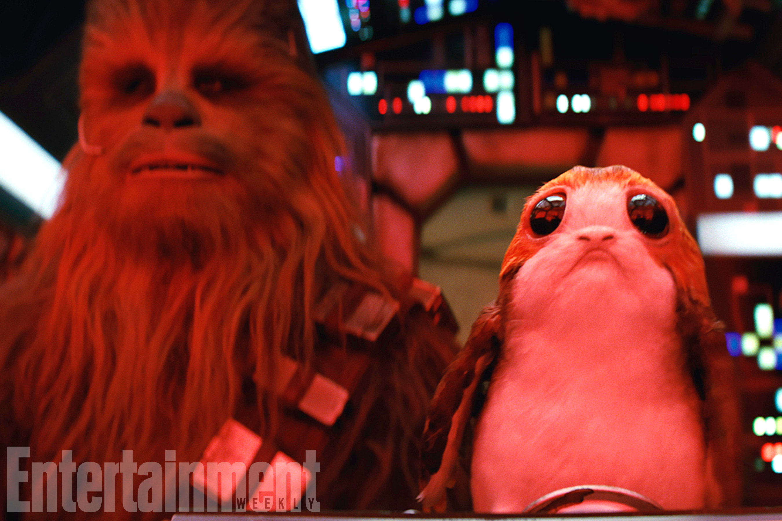 Chewbacca e un Porg nella cabina di pilotaggio del Millennium Falcon. Fonte: Entertainment Weekly