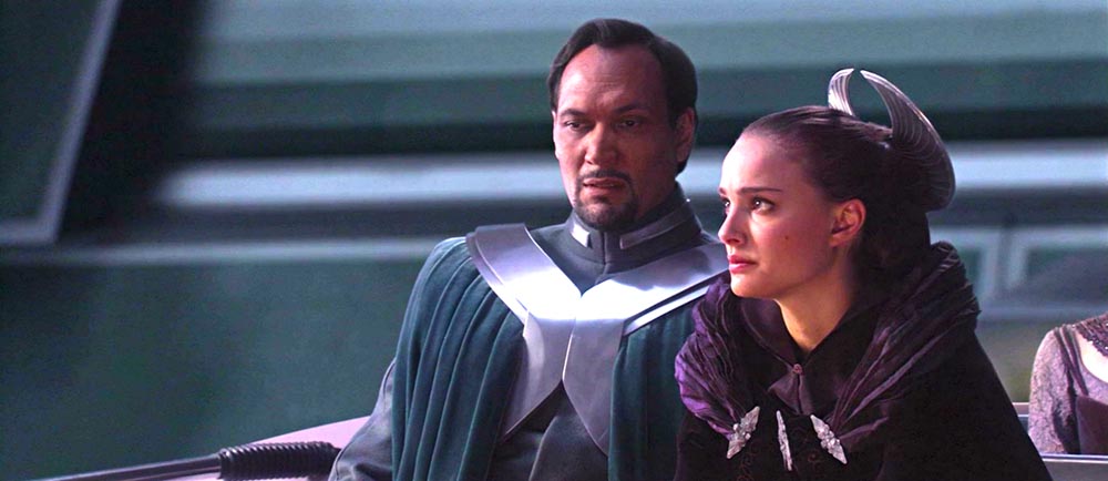 Padme e il Senatore Organa durante il discorso di Palpatine al senato