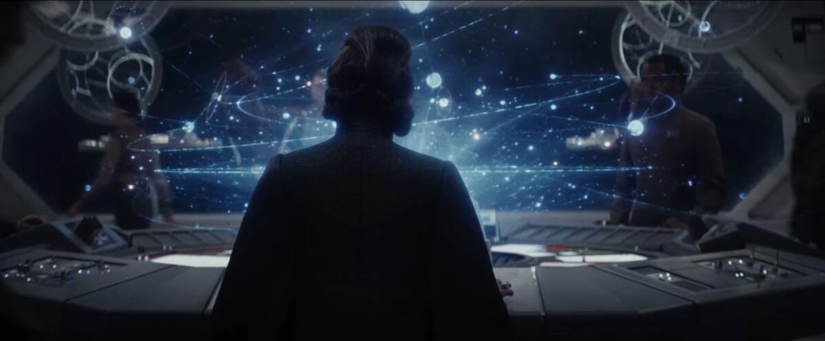 The Last Jedi: La fuga della resistenza e l'incontro tra Luke e Leia - Leia di spalle in un frame del teaser trailer di Episodio VIII