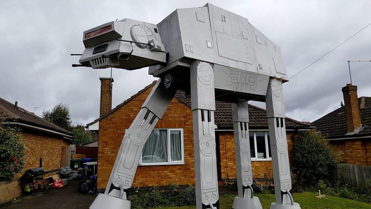 L'uomo che ha costruito un AT-AT nel suo giardino - L'enorme modello di AT-AT costruito da Ian Mockett.
Da: BBC