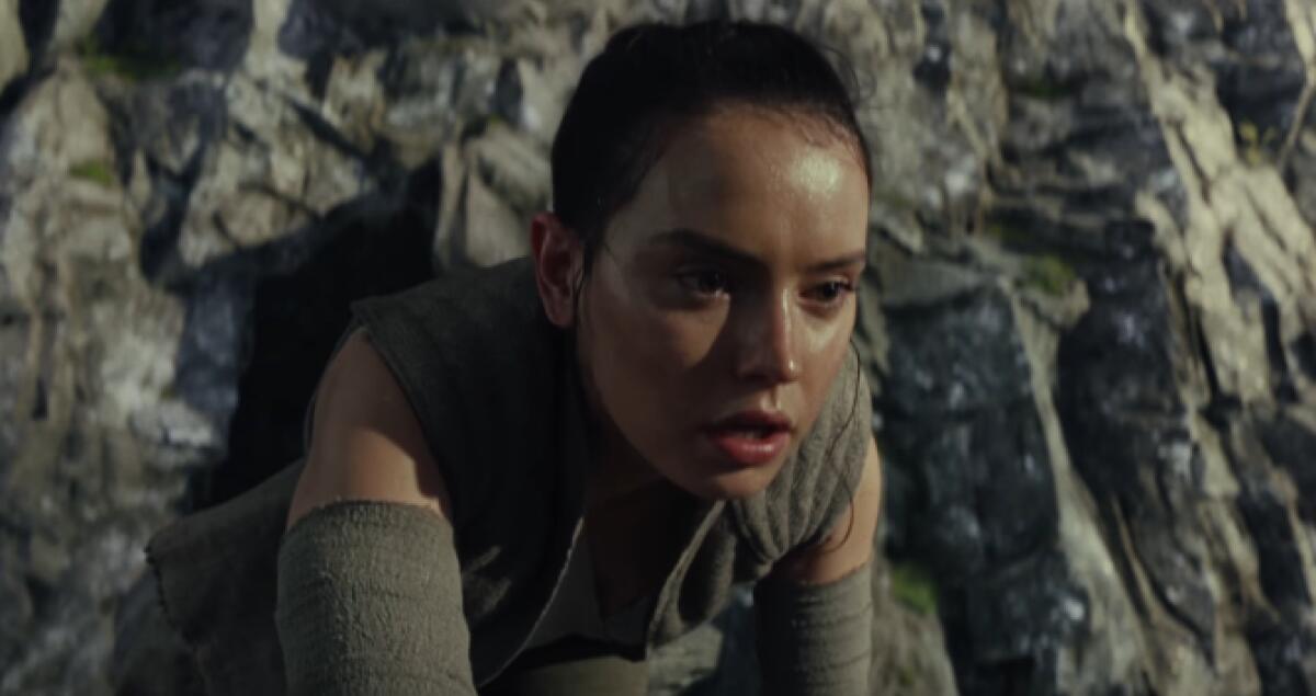 Un misterioso teaser su Twitter preannuncia un nuovo trailer? - Rey all'inizio del teaser trailer di Episodio VIII. 
Da: youtube