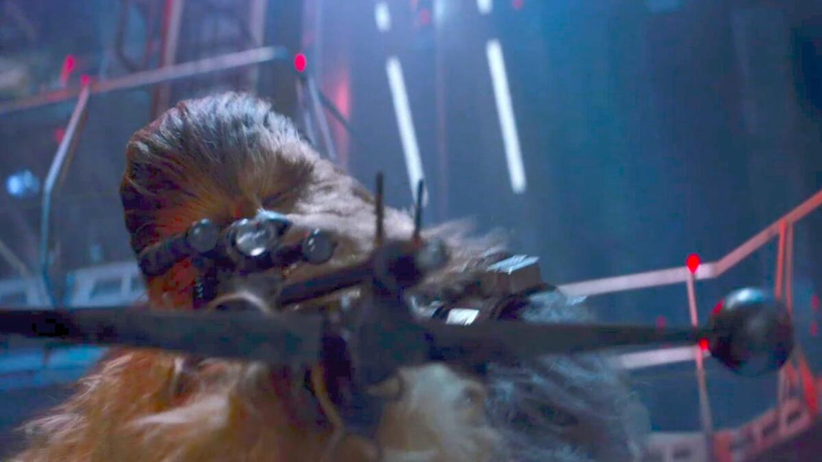 Perchè Chewbacca non ha ucciso Kylo Ren - Chewbacca infuriato si prepara a sparare a Kylo Ren in Episodio VII