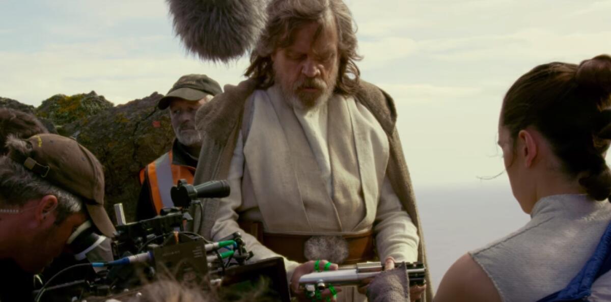 The Last Jedi: Mark Hamill descrive uno dei set - I primi istanti di Episodio VIII. 
Da: youtube