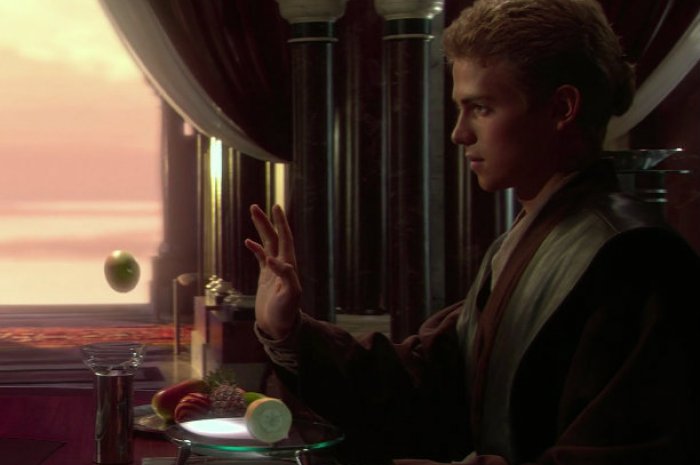 Non solo si vede palesemente che la pera sia finta, ma anche la frutta nel piatto è generata inutilmente al computer.