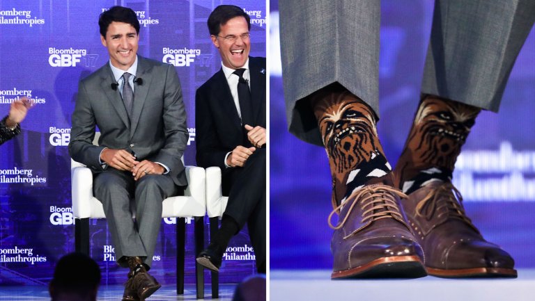 Justin Trudeau al Bloomberg Business Forum di New York che indossa i calzini di Chewbacca. Da Hollywoodreporter.com