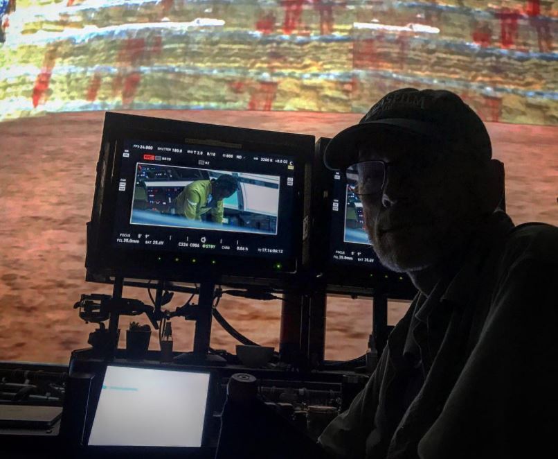 Ron Howard in posa sul set dello spin-off su Han Solo. Sullo schermo è possibile vedere Donald Glover che interpreta Lando Calrissian.