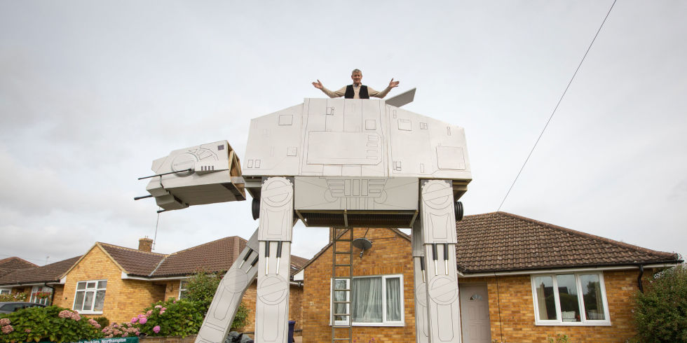 Ian Mockett sopra il suo imponente AT-AT.Da: digital spy