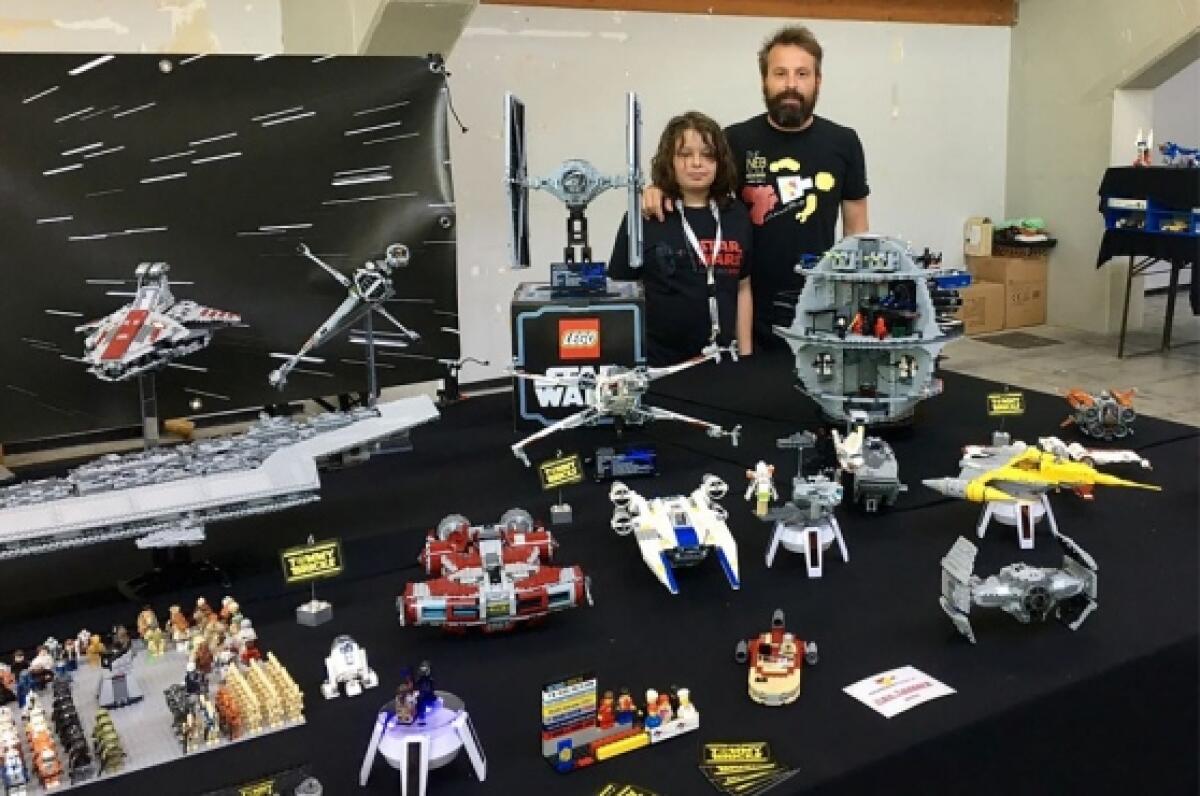 Padre e figlio riproducono la base di Hoth con i LEGO - Samuele e suo figlio Tommaso ad una mostra LEGO di Star Wars.
Da: la nuova Venezia