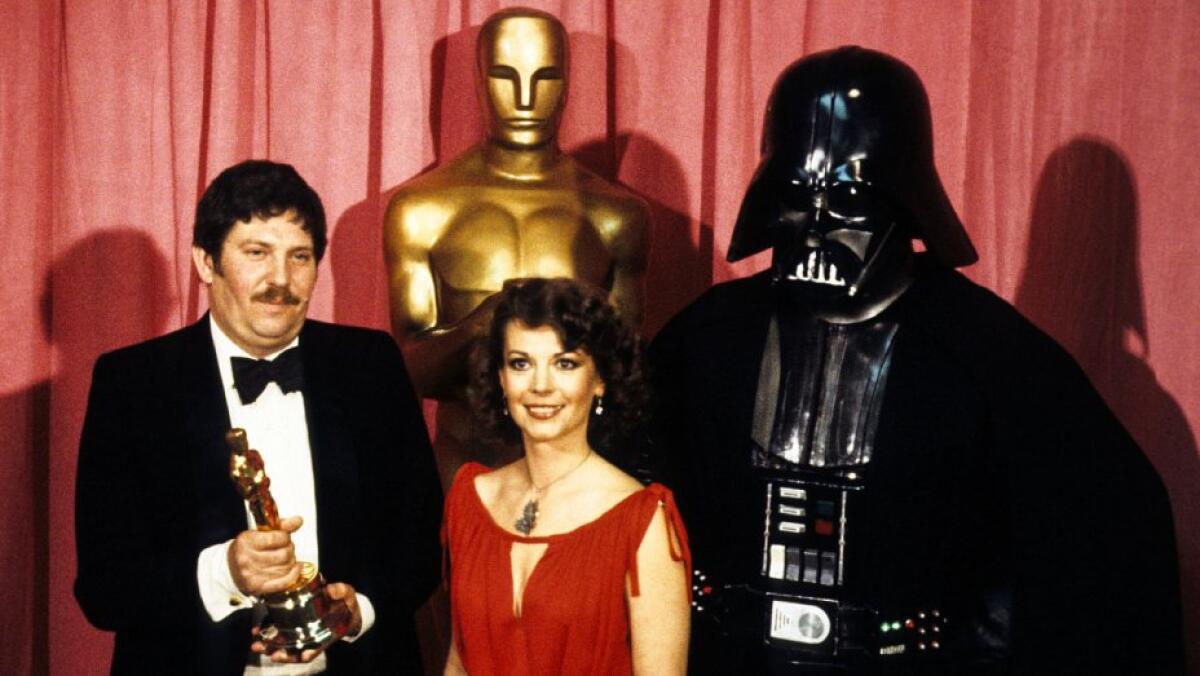 Morto John Mollo, creatore dei costumi di Star Wars - John Mollo vince l'Oscar per i costumi di Star Wars.
Da: the hollywood reporter