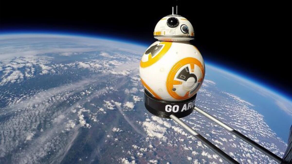Qualcuno ha inviato veramente BB-8 nello spazio - Si quella è veramente la terra e si, quello è veramente BB-8.