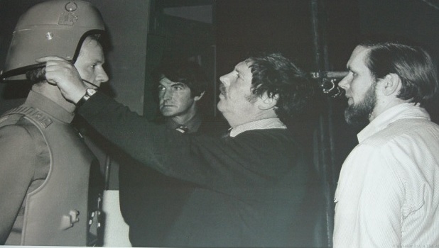 Il costumista John Mollo sul set di Star Wars.Da: swinterviews