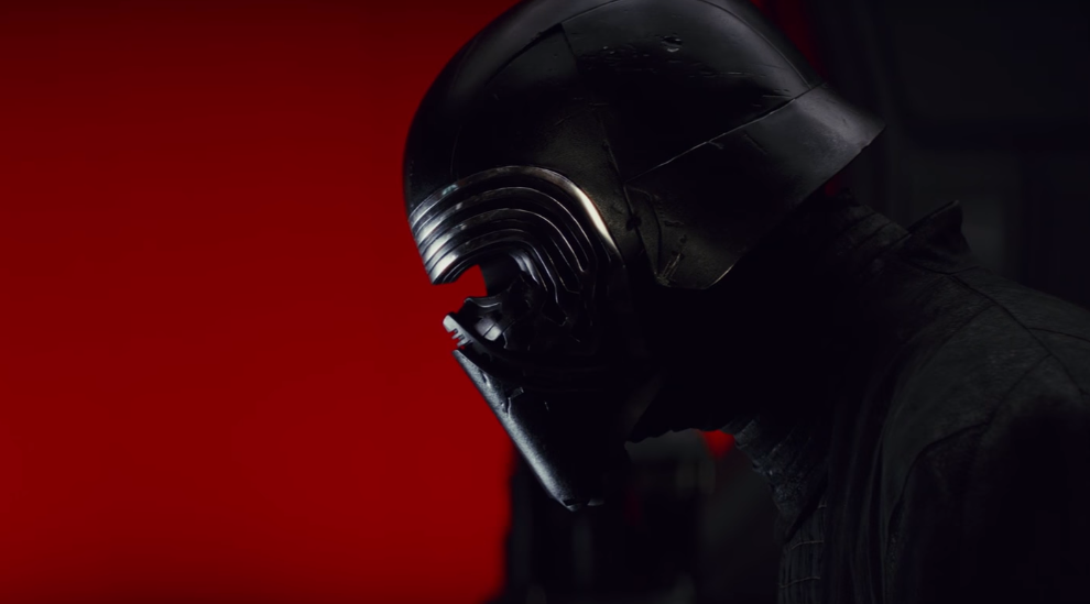 Kylo Ren indossa ancora la maschera all'inizio del trailer