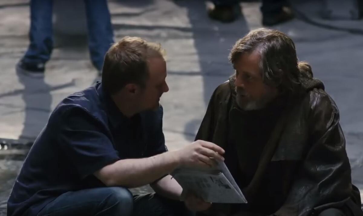 Rian Johnson, il nuovo guru di Star Wars - Rian Johnson discute con Mark Hamill di una scena nel backstage di Episodio VIII
