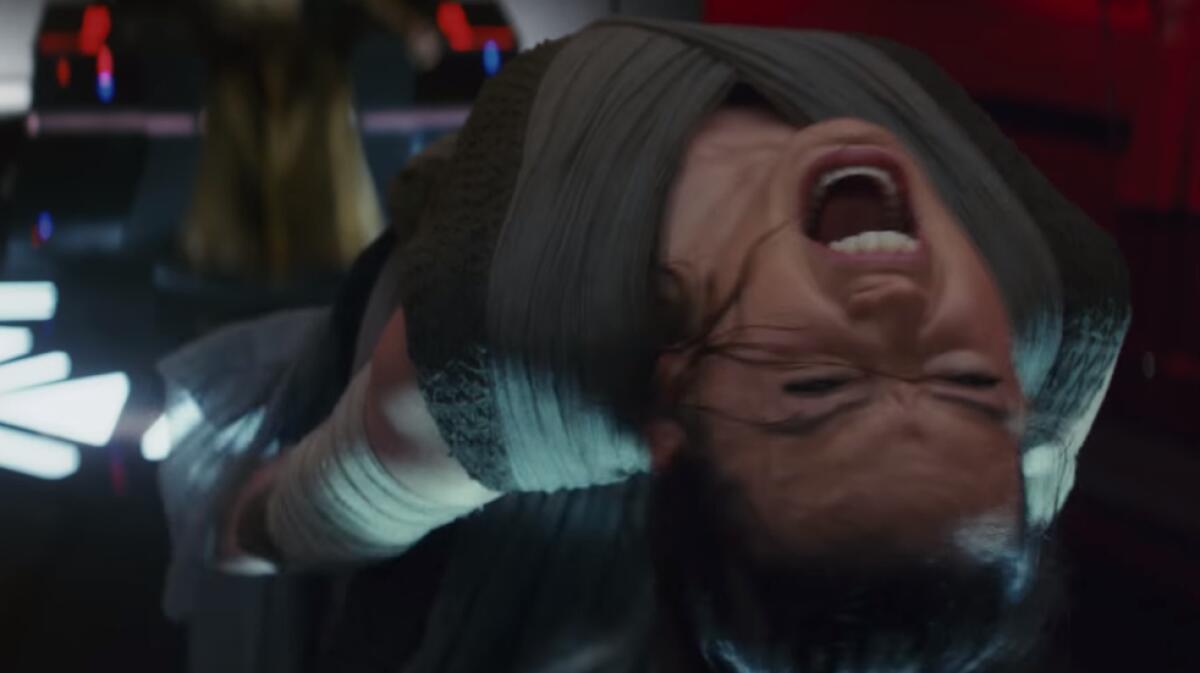 The Last Jedi e la lotta allo spoiler - La veste dorata di Snoke, sullo sfondo, è inconfondibile
