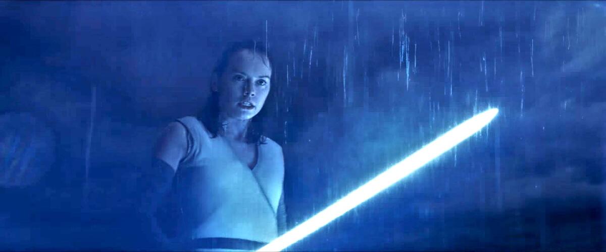Daisy Ridley parla della responsabilità di interpretare Rey - Una nuova immagine di Rey con la spada laser appare nel trailer