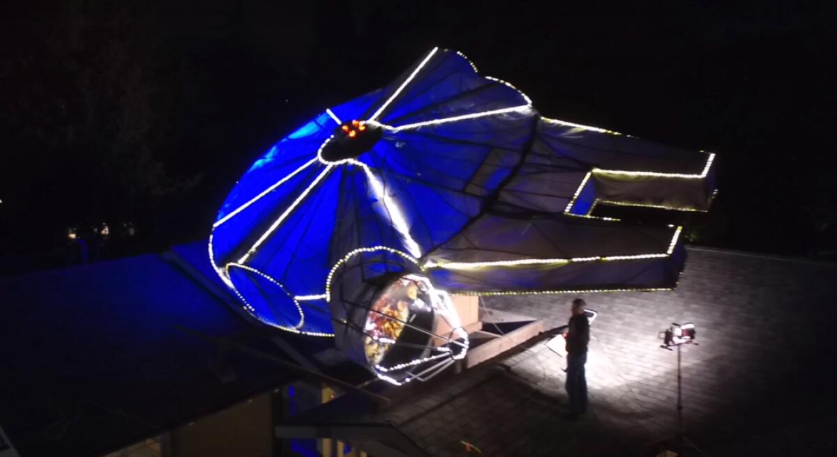 Famiglia costruisce addobbo a forma di Millennium Falcon - L'addobbo del Millennium Falcon.
Da: youtube