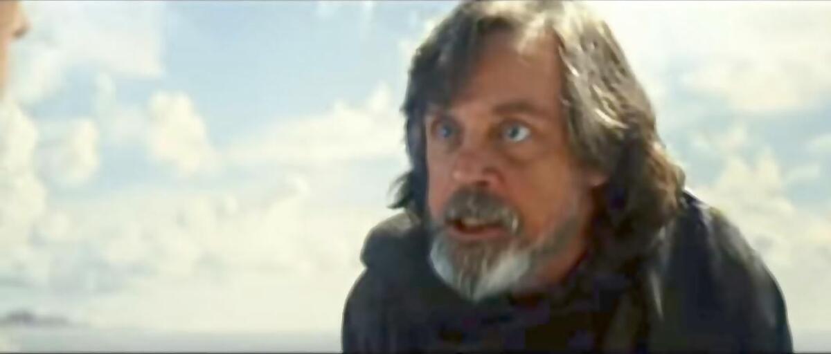 The Last Jedi: l'inquietudine di Luke nel nuovo spot tv - Luke preoccupato durante la scena sul precipizio di Ahch-To.