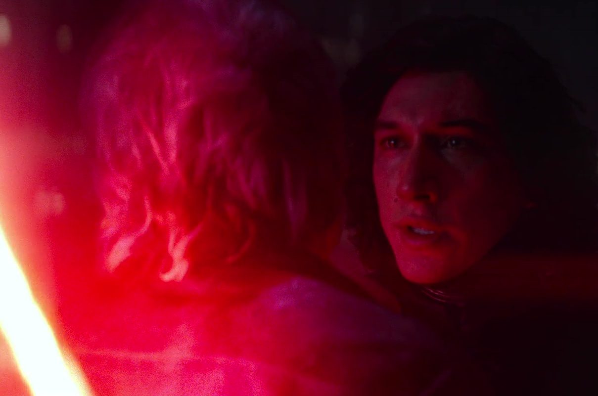 Kylo Ren mentre uccide suo padre in Episodio VII
