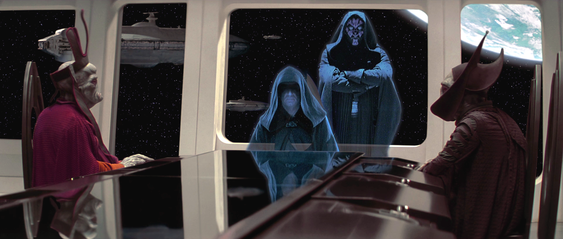 Sidious si mostra con il suo apprendista Maul tramite ologramma.Da: wookieepedia