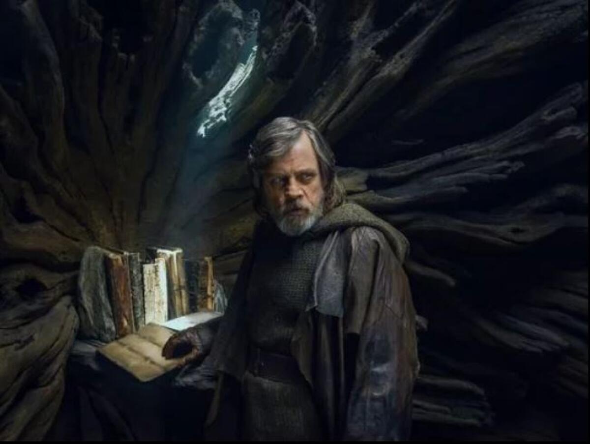La verità su The Last Jedi - Seconda Parte - Luke Skywalker accanto ai tomi custoditi su Ahch-To
