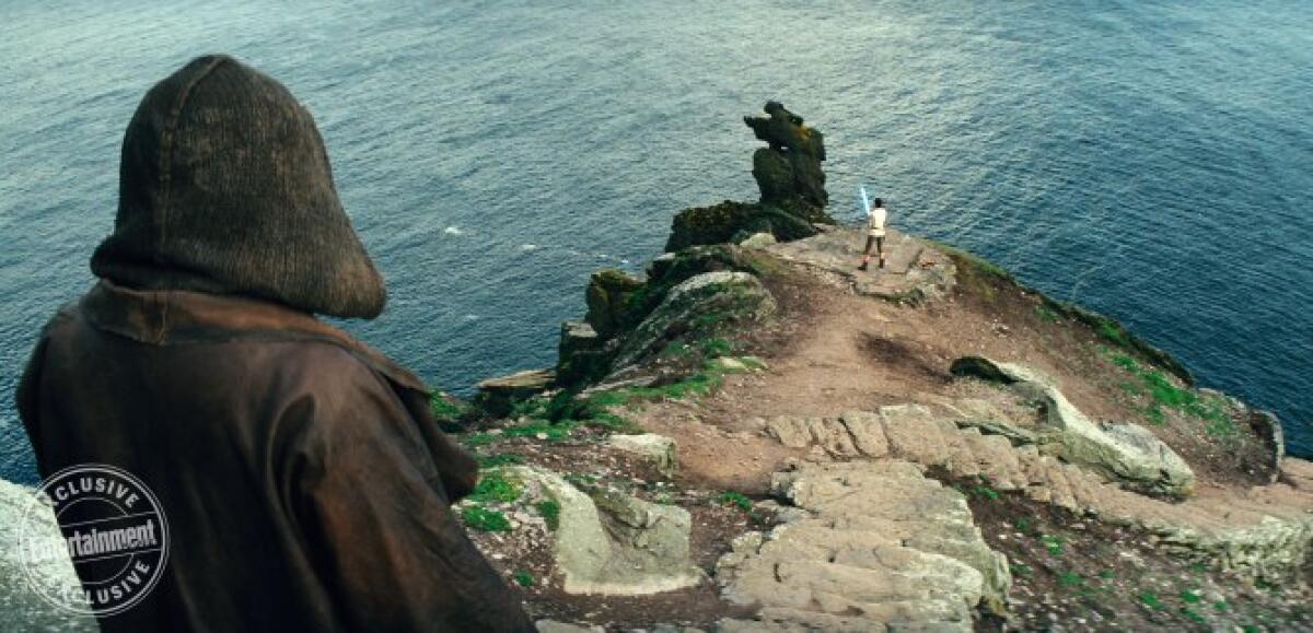La verità su The Last Jedi - Prima parte - Luke osserva Rey mentre si allena.
Da: EW