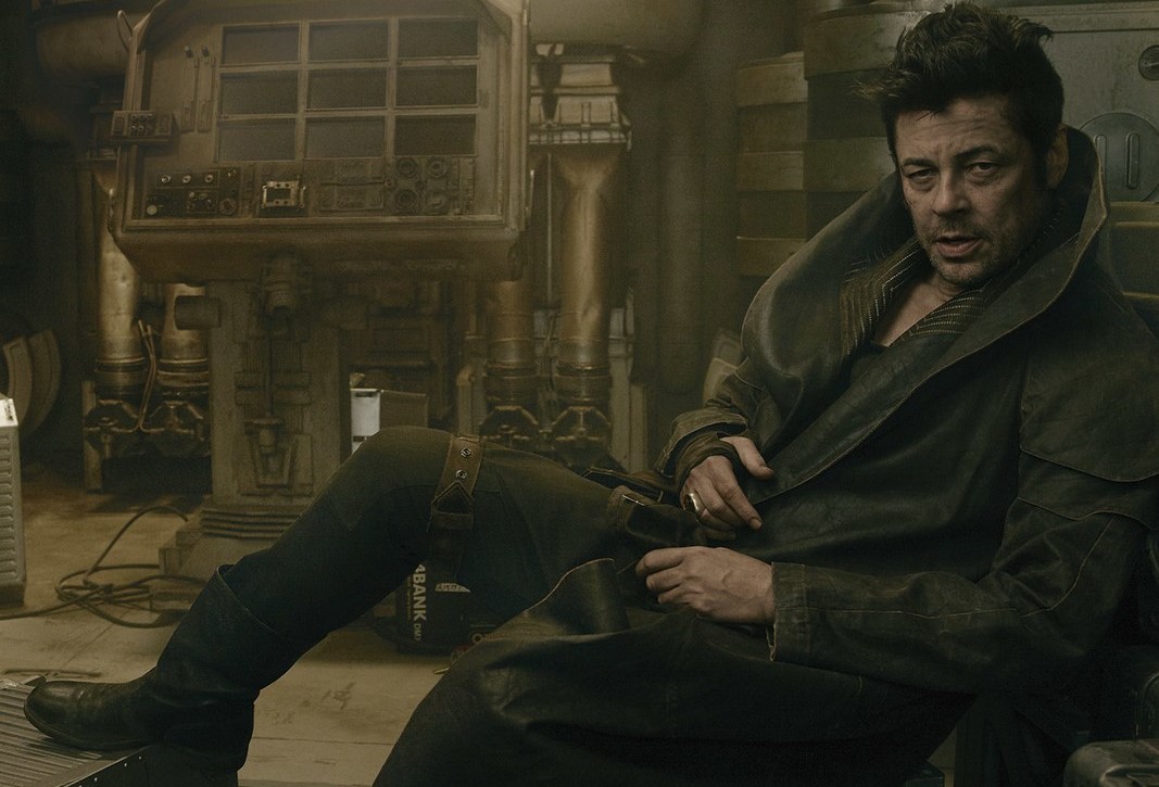 Benicio Del Toro in posa nelle vesti del suo personaggio DJ per Vanity Fair
