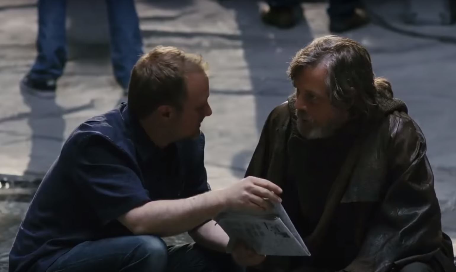 Rian Johnson discute con Mark Hamill di una scena all'interno del video.