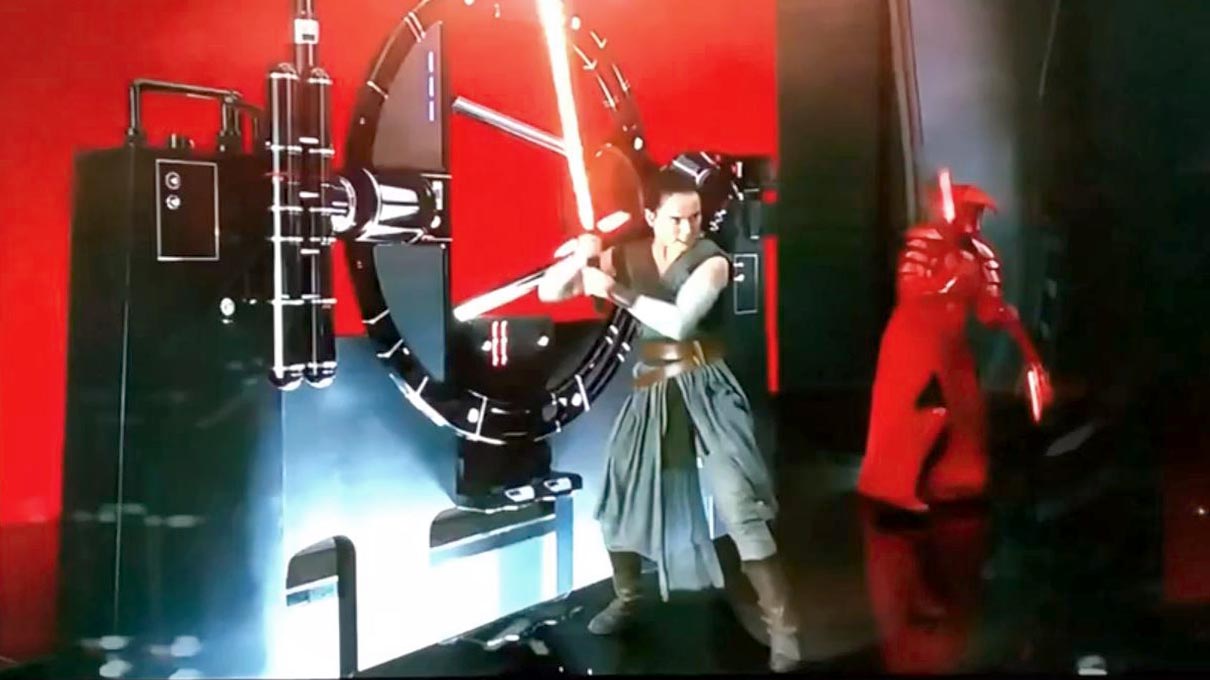 Rey e una guardia pretoriana nella sala del trono di Snoke in The Last Jedi