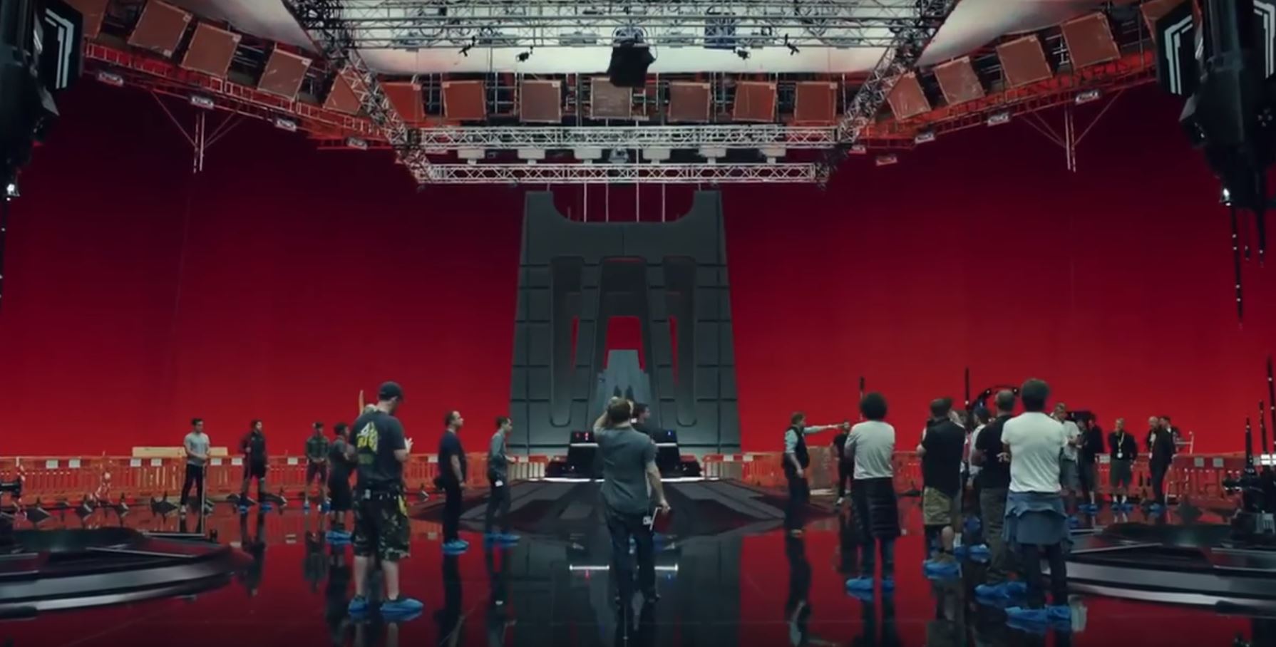 Il set della sala del trono del supremo leader Snoke mostrato nel video dietro le quinte.