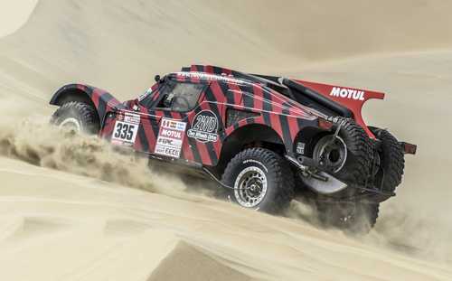 L'italiano Amos alla guida del suo buggy