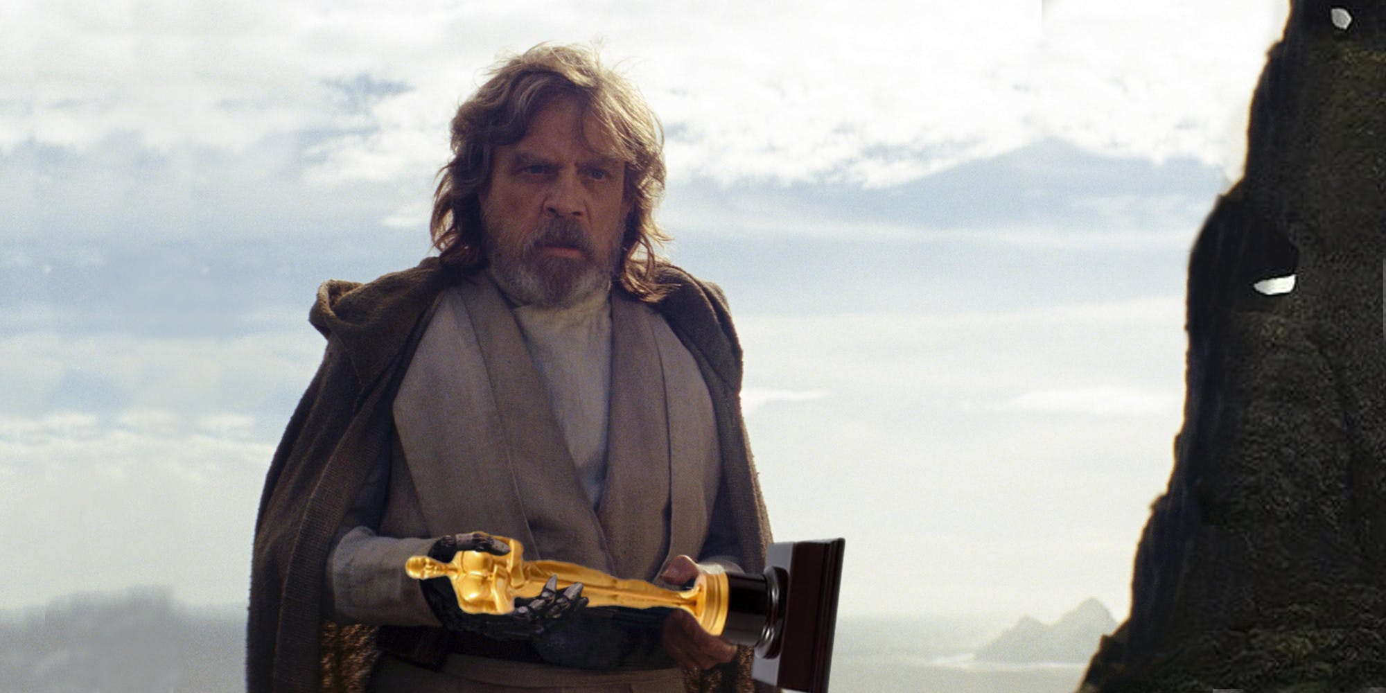 Luke con in mano una statuetta degli Oscar: questa sicuro non la butta via.Da: screen rant