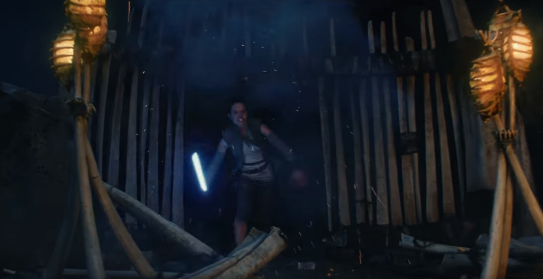 Rey fa irruzione nel villaggio delle Custodi del Tempio.Da: youtube