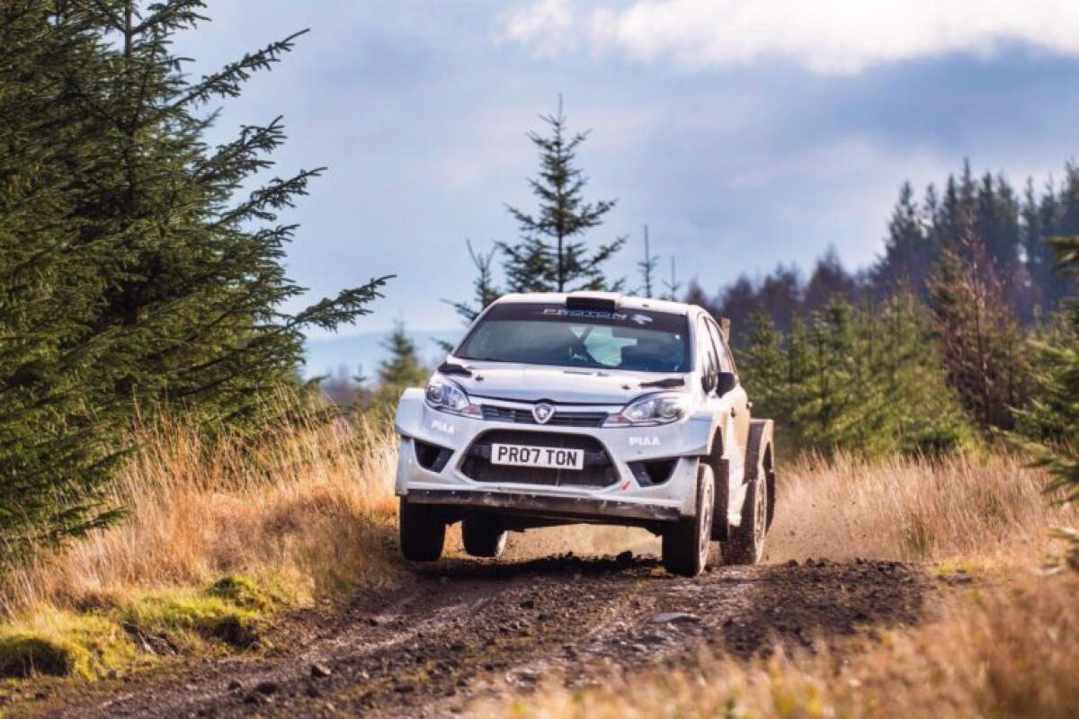 Non c'è due senza tre per la Iriz: la Proton di Mellors si impone anche nel Cambrian Rally - 