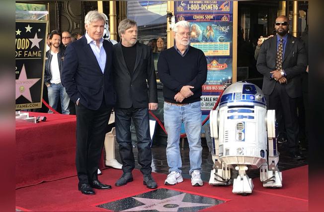 Harrison Ford, Mark Hamill, George Lucas e l'immancabile R2-D2.Da: variety