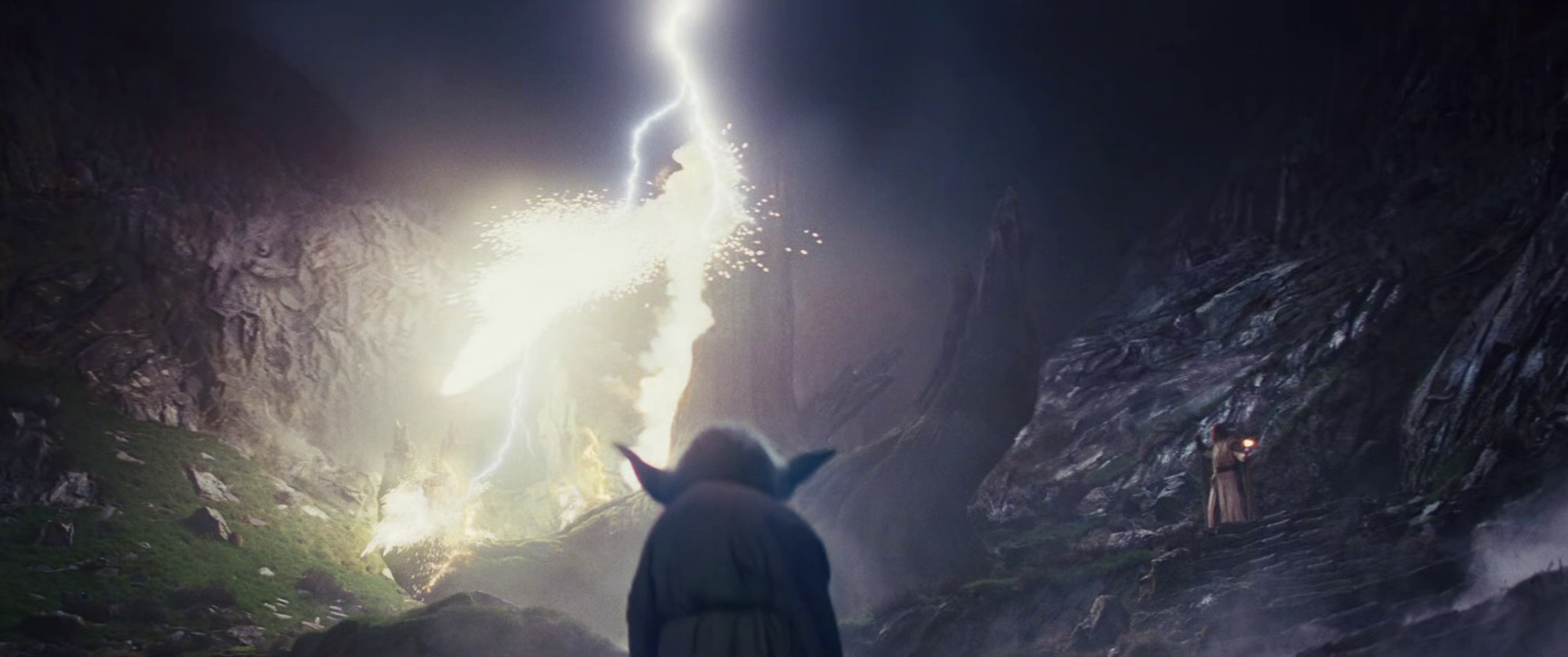 Yoda brucia il primo tempio jedi su Ahch-To
