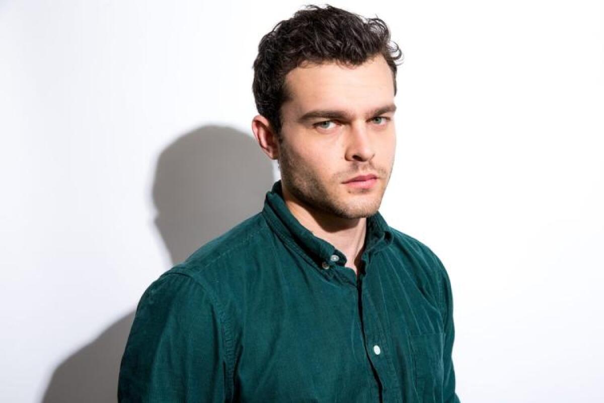 Alden Ehrenreich ha un contratto per 3 film come Han Solo - L'attore Alden Ehrenreich che interpreta Han Solo nello spin-off a lui dedicato.