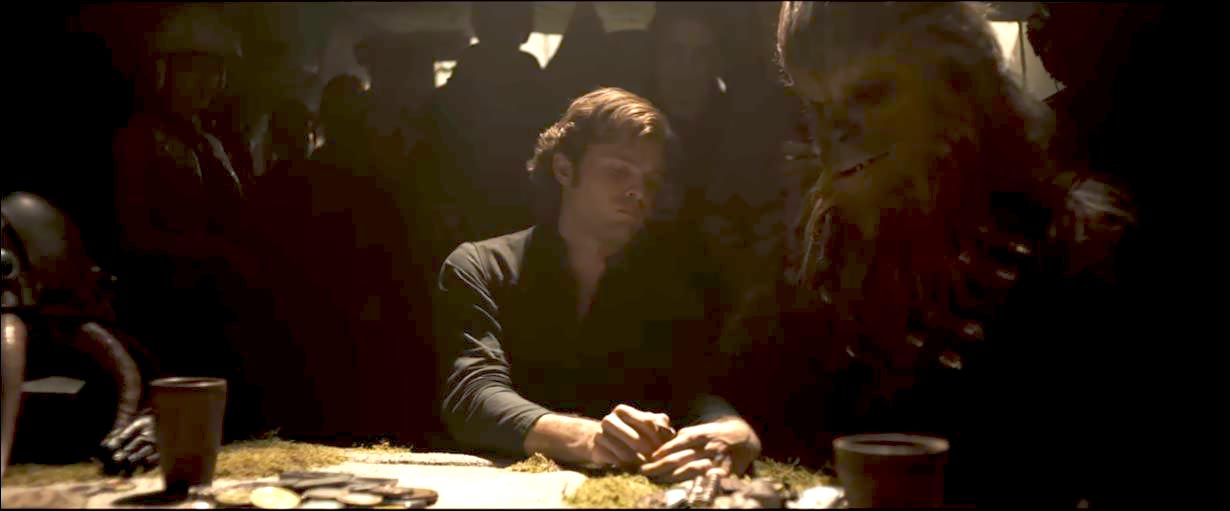 Han Solo gioca a Sabacc con Chewbacca probabilmente contro Lando, in una scena dello spot tv "Crew"